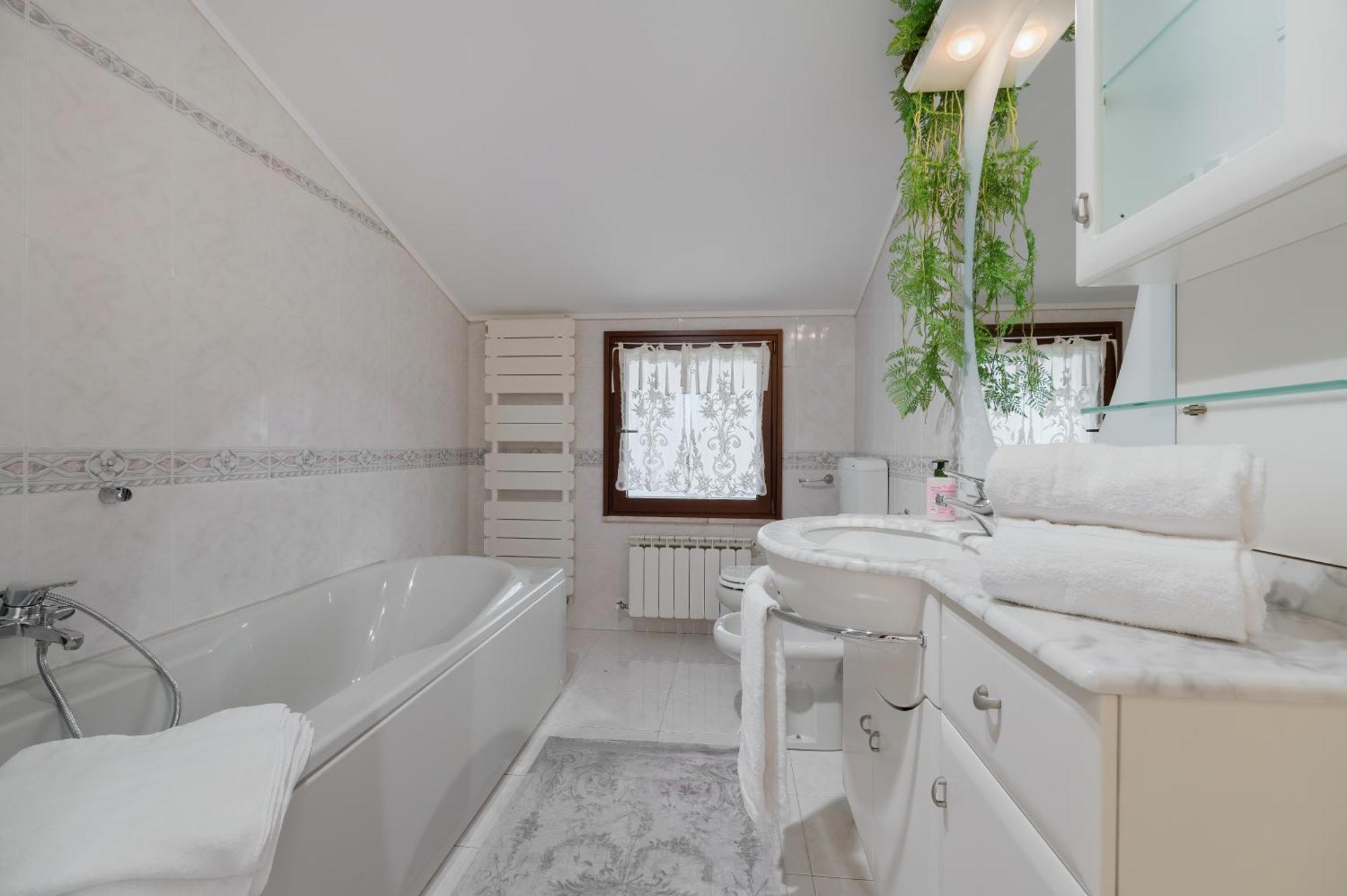 Casa Di Iaio - 90 M2 Apt With Free Wi-Fi, Netflix, Home Cinema & Parking Gorizia Exteriör bild